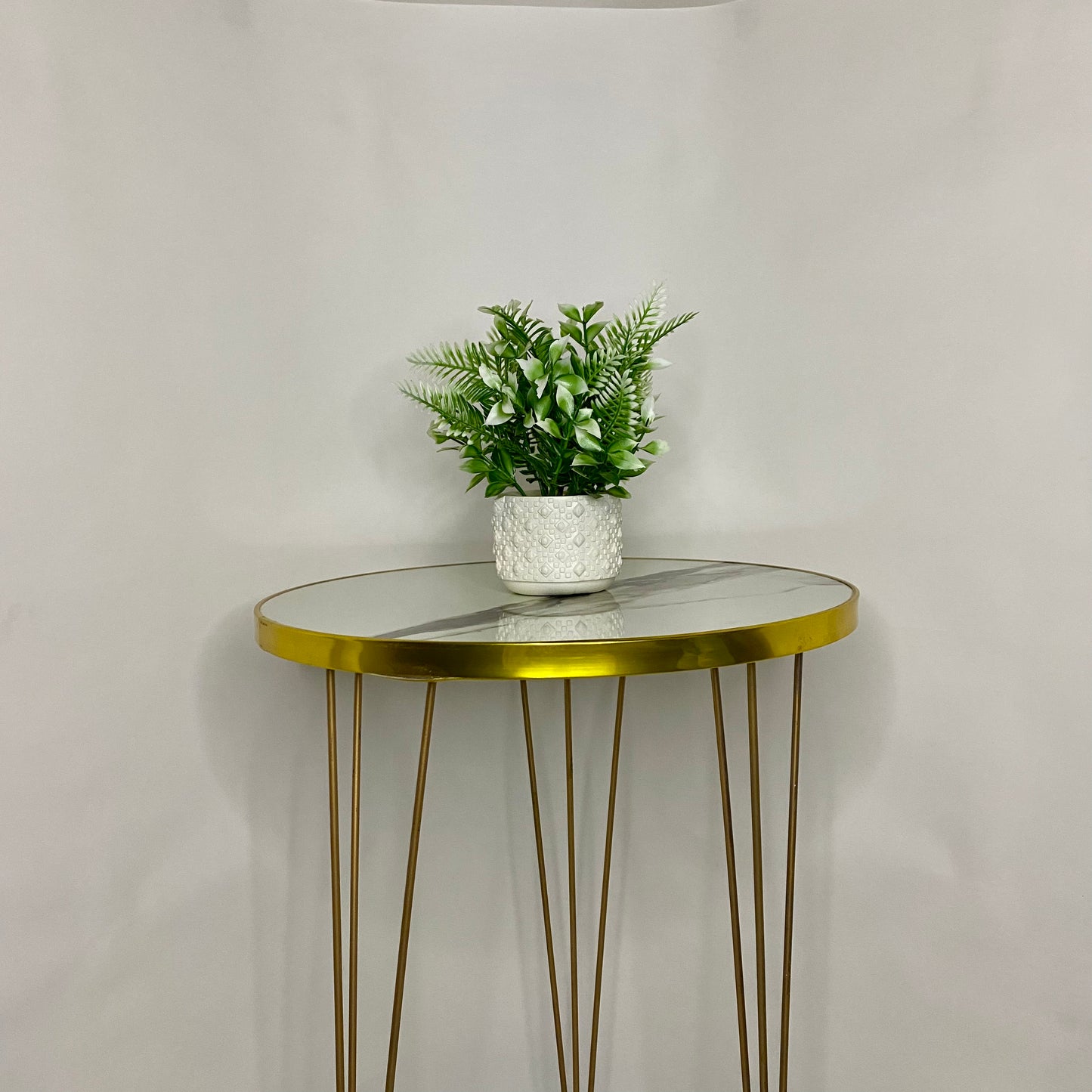 Artificial Cute Flowers & leaves with Pot small table vase Guldaan for Home, Kitchen and Office Decor