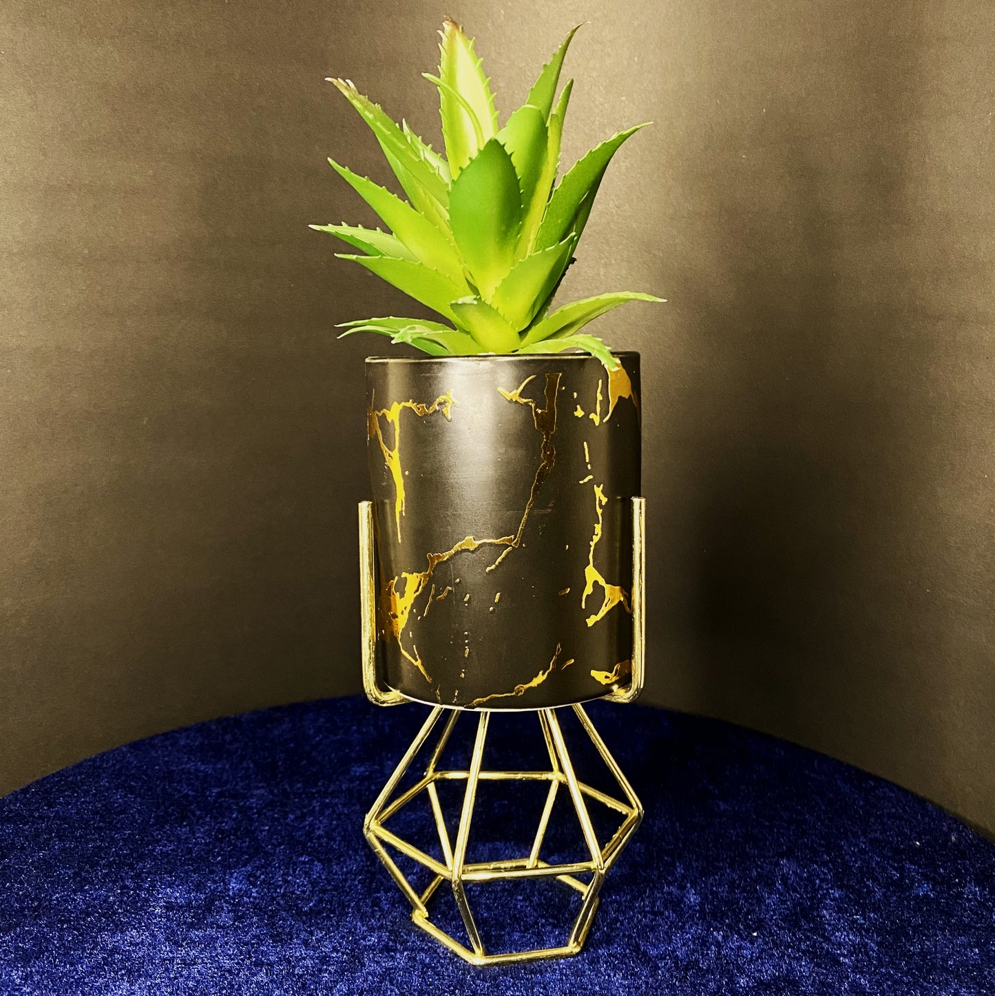 Japanese Style Ceramic Artificial Succulent Plants with Golden Stand Modern Style Planter Artificial Plant with Cylindrical Golden Texture Pots